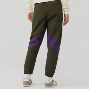 Outdoor Voices RecNylon Pant
Track Water-Resistant Green Purple
Beige, Size S